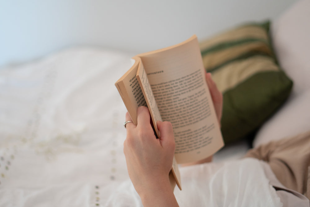 5benefitsofreadingbeforebed_Furnitureful